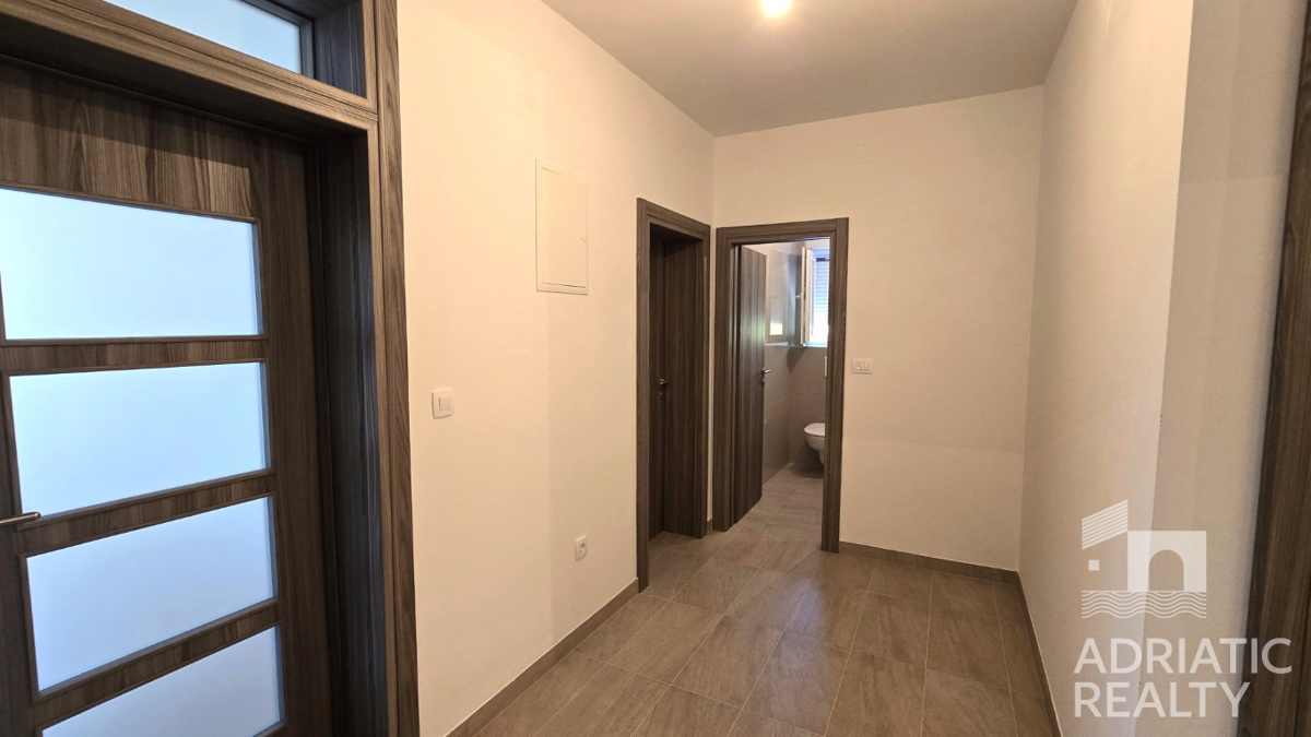 Vodice, trisobno stanovanje z zasebnim vhodom in vrtom na mirni lokaciji