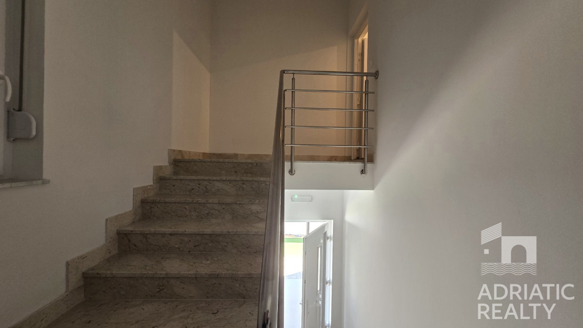 Vodice, trisobno stanovanje z zasebnim vhodom in vrtom na mirni lokaciji