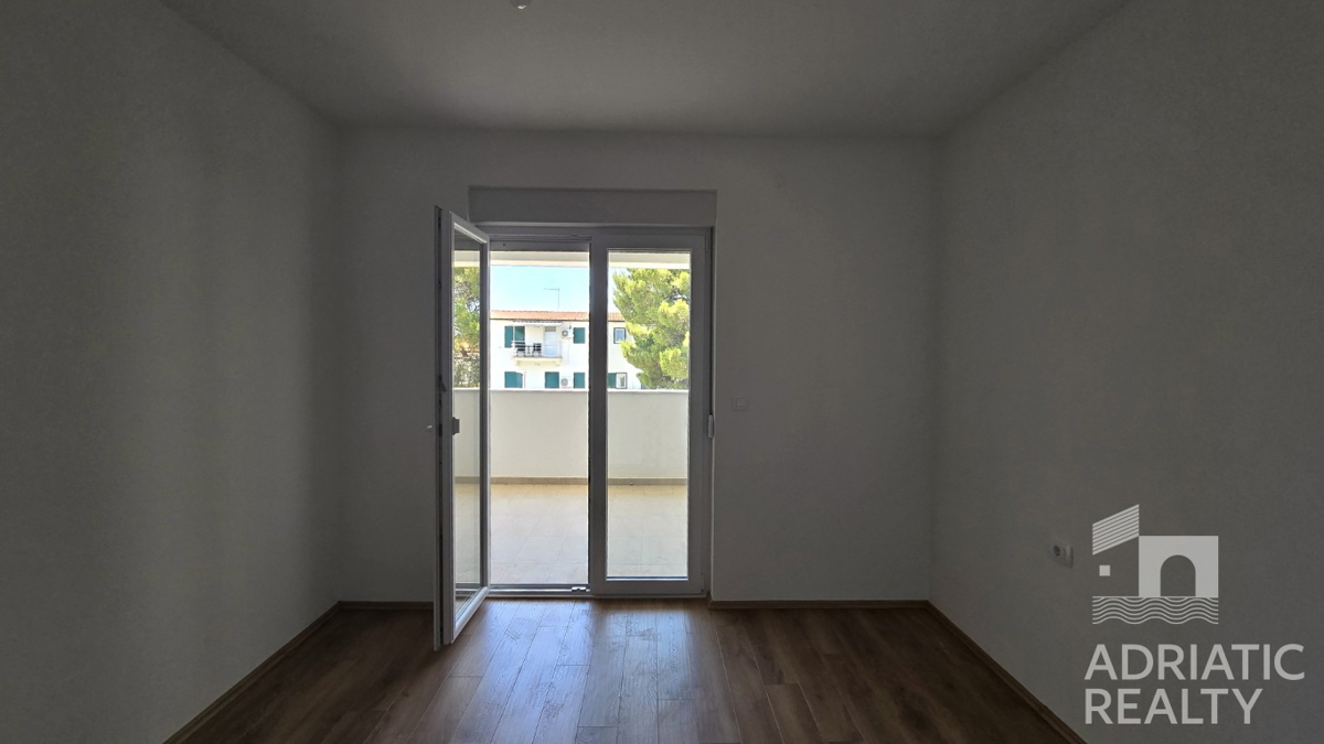 Vodice, trisobno stanovanje z zasebnim vhodom in vrtom na mirni lokaciji