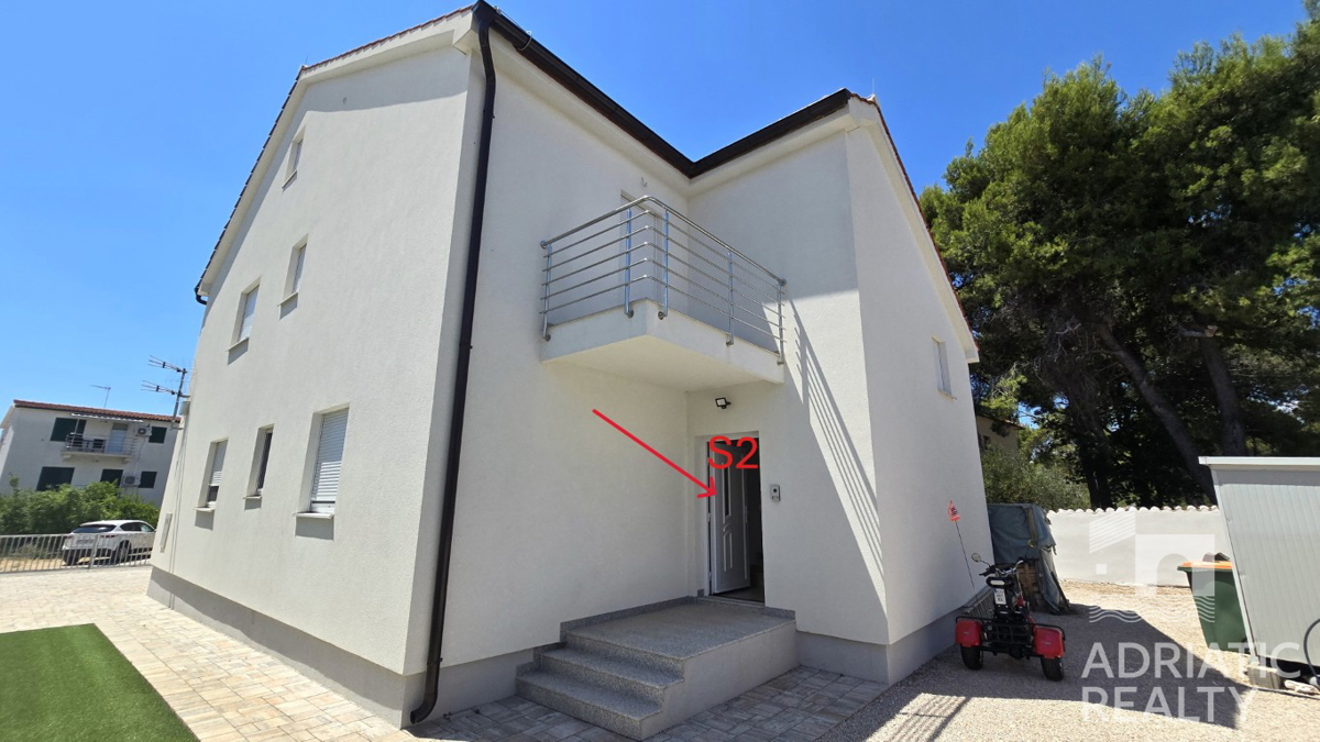Vodice, trisobno stanovanje z zasebnim vhodom in vrtom na mirni lokaciji