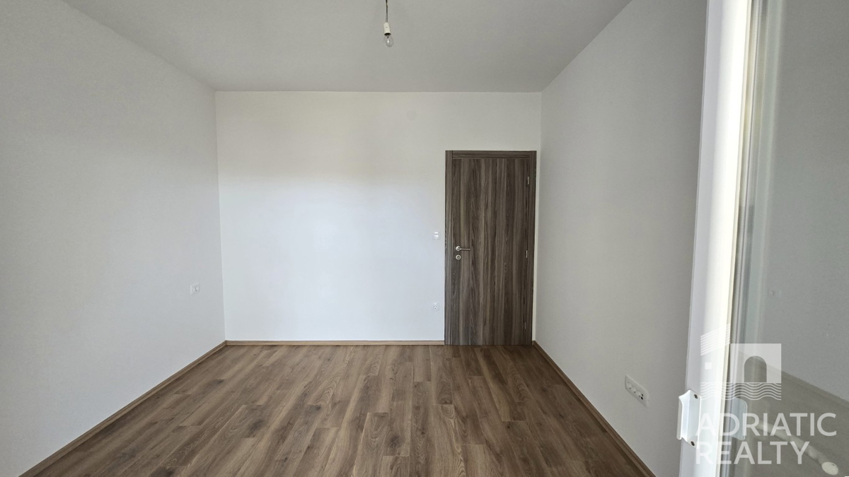 Vodice, trisobno stanovanje z zasebnim vhodom in vrtom na mirni lokaciji