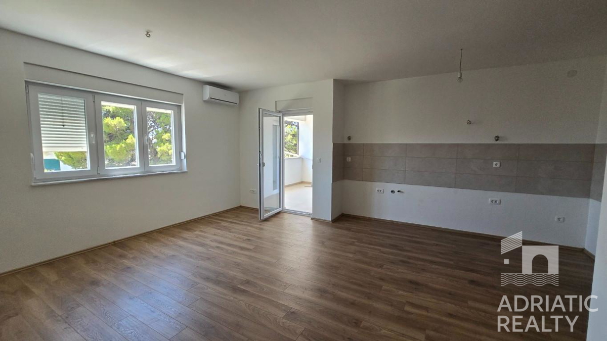 Vodice, trisobno stanovanje z zasebnim vhodom in vrtom na mirni lokaciji