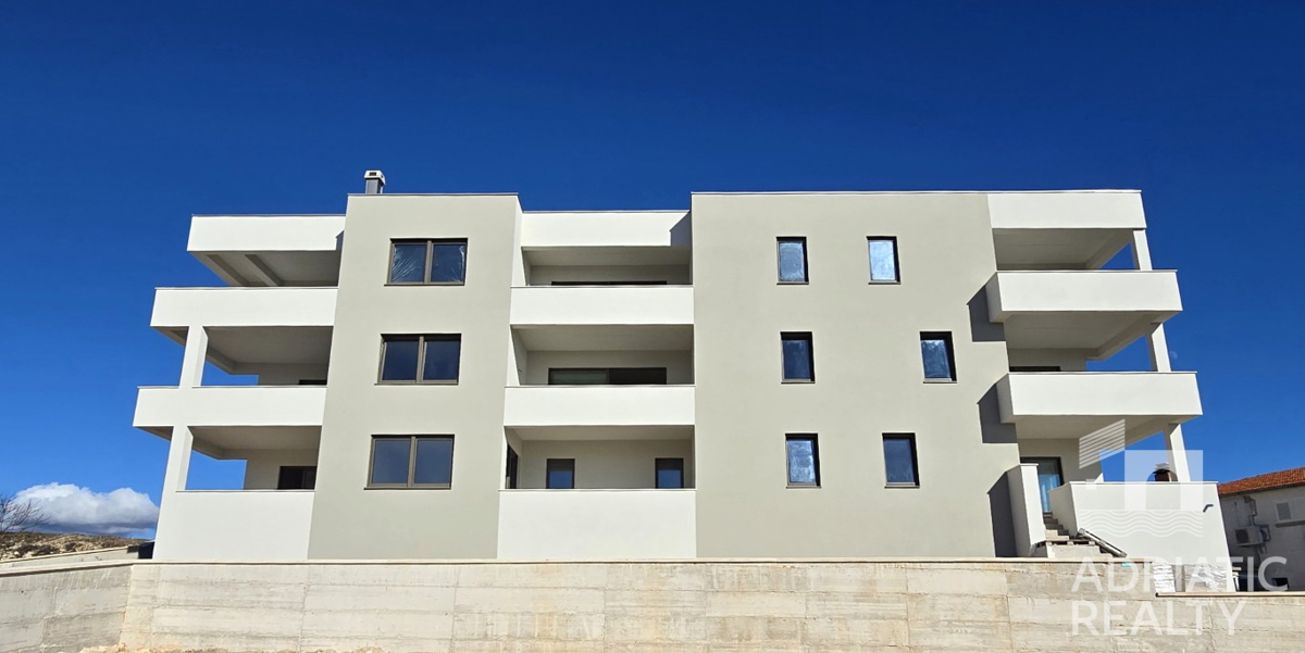 Vodice, prostoren trisobni stan (120,89 m2) s panoramskim razgledom na morje