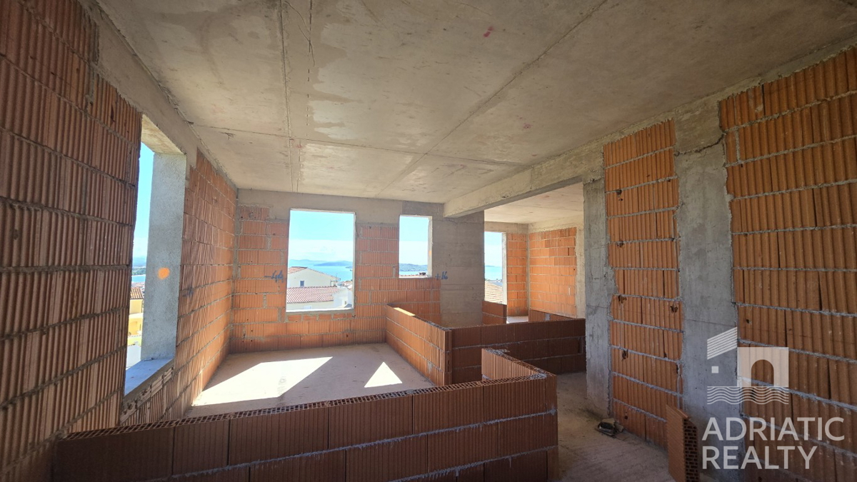 Vodice, prostoren trisobni stan (120,89 m2) s panoramskim razgledom na morje