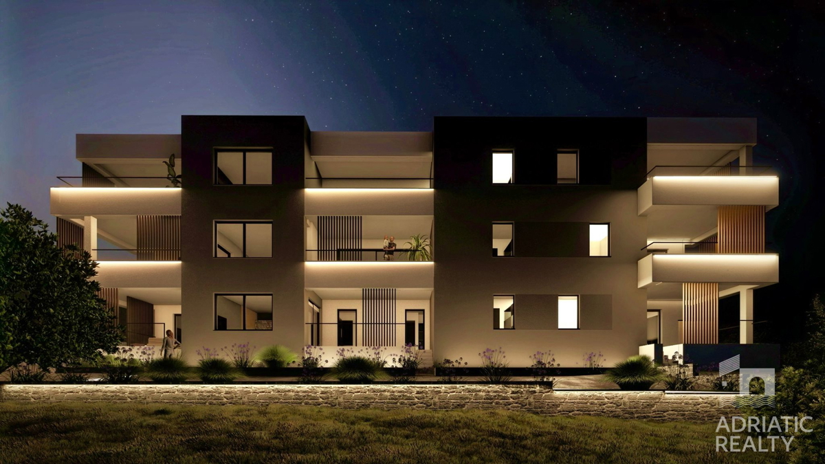 Vodice, prostoren trisobni stan (120,89 m2) s panoramskim razgledom na morje