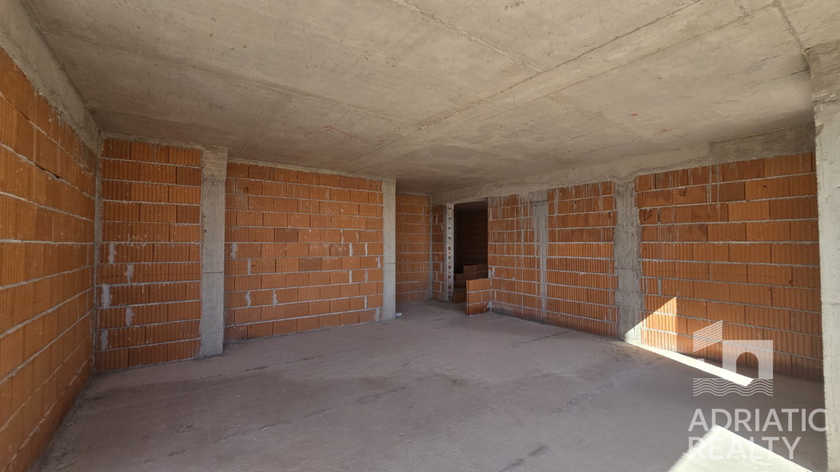 Vodice, prostoren trisobni stan (120,89 m2) s panoramskim razgledom na morje