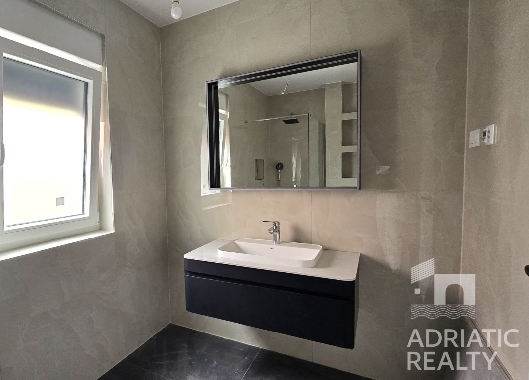 Vodice, prostoren dvosoben stanovanje 600 m od plaže