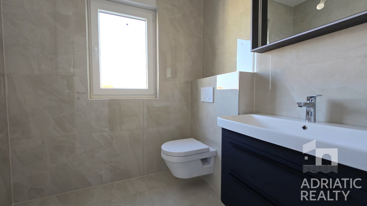 Vodice, prostoren dvosoben stanovanje 600 m od plaže