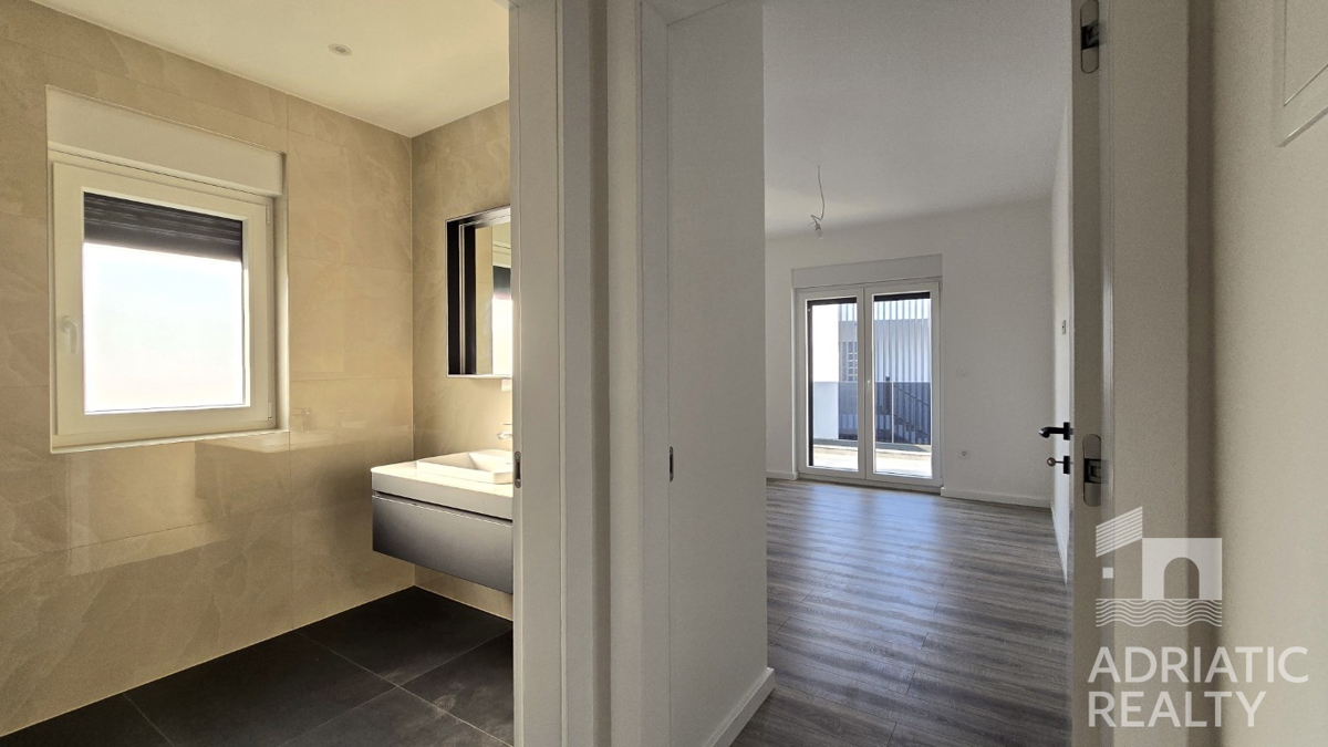 Vodice, prostoren dvosoben stanovanje 600 m od plaže