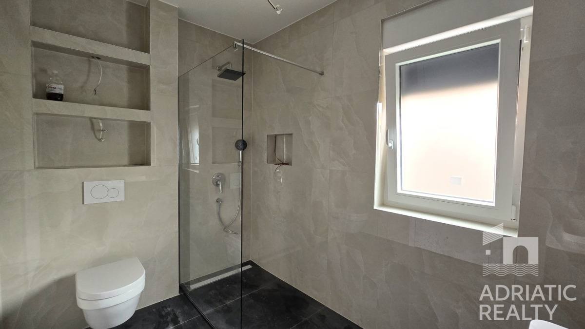 Vodice, prostoren dvosoben stanovanje 600 m od plaže