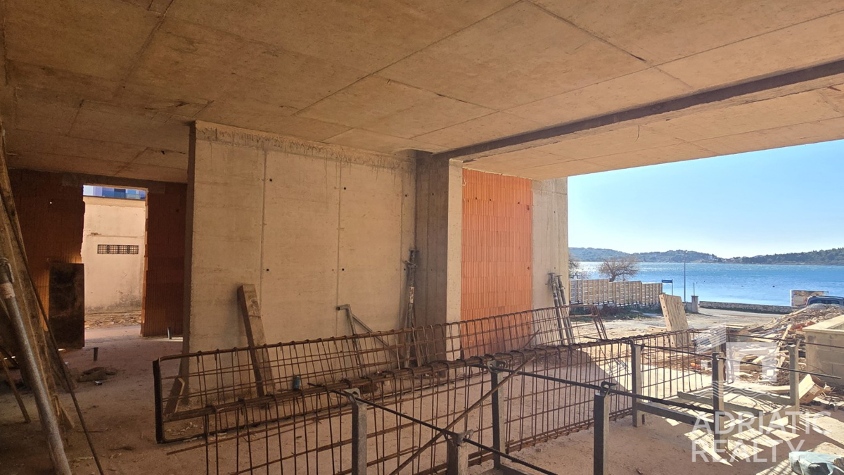 Vodice, luksuzni apartmaji v drugem vrsti do morja in urejene plaže (30 m)