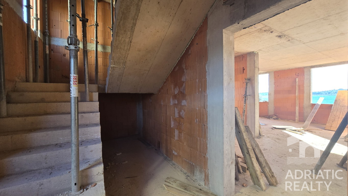 Vodice, luksuzni apartmaji v drugem vrsti do morja in urejene plaže (30 m)