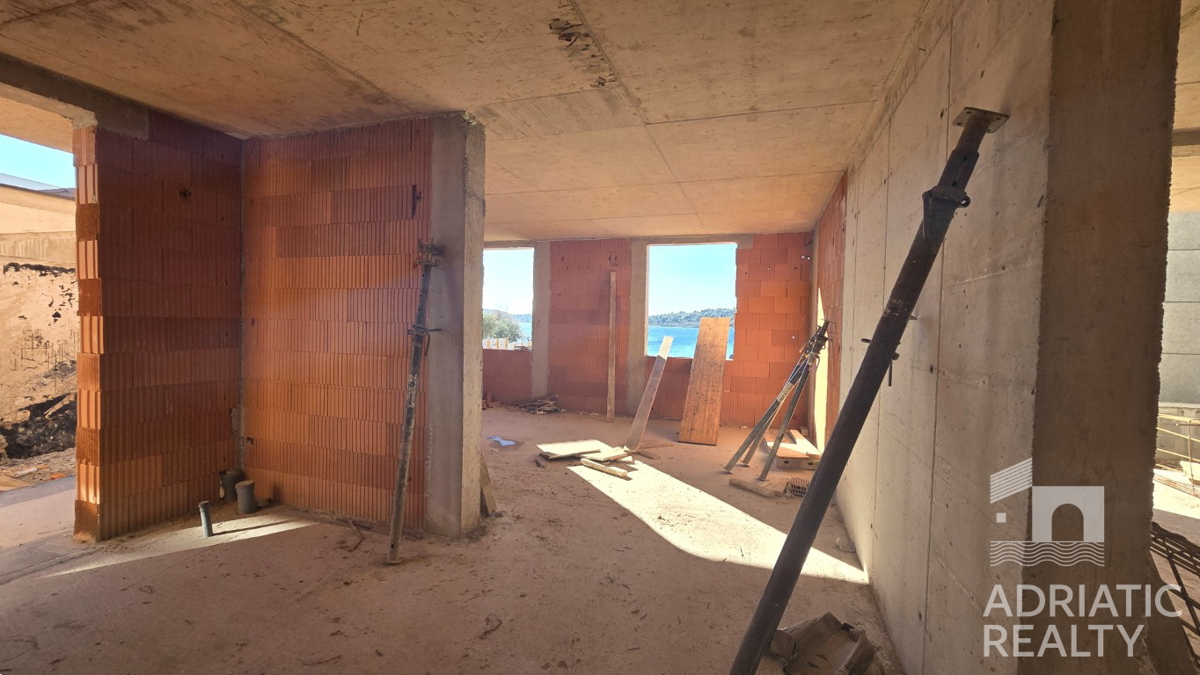 Vodice, luksuzni apartmaji v drugem vrsti do morja in urejene plaže (30 m)