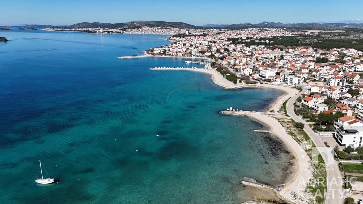Vodice, luksuzni apartmaji v drugem vrsti do morja in urejene plaže (30 m)