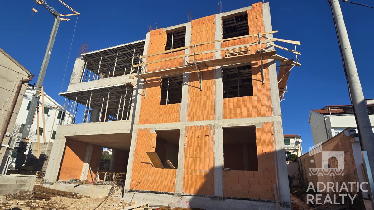 Vodice, luksuzni apartmaji v drugem vrsti do morja in urejene plaže (30 m)