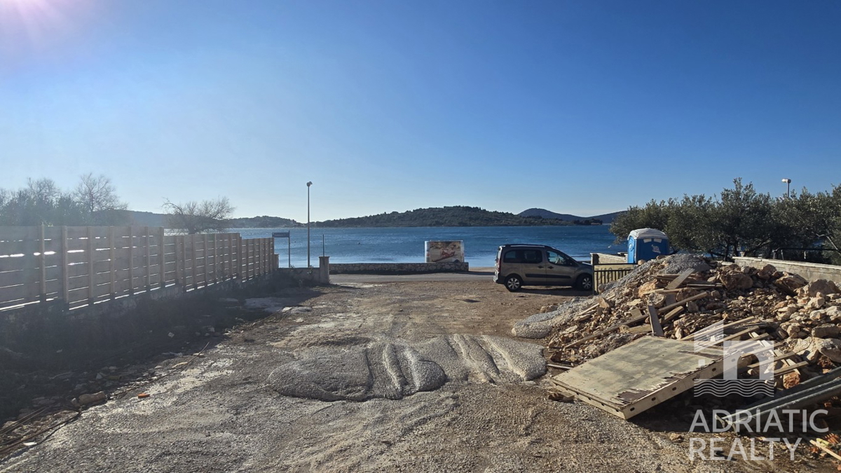 Vodice, luksuzni apartmaji v drugem vrsti do morja in urejene plaže (30 m)