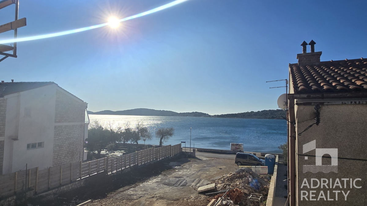 Vodice, luksuzni apartmaji v drugem vrsti do morja in urejene plaže (30 m)