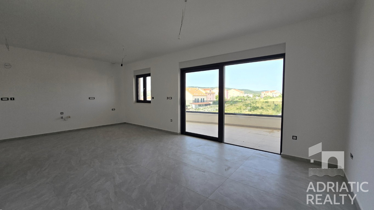 Vodice, prostorno dvosobno stanovanje na mirni lokaciji