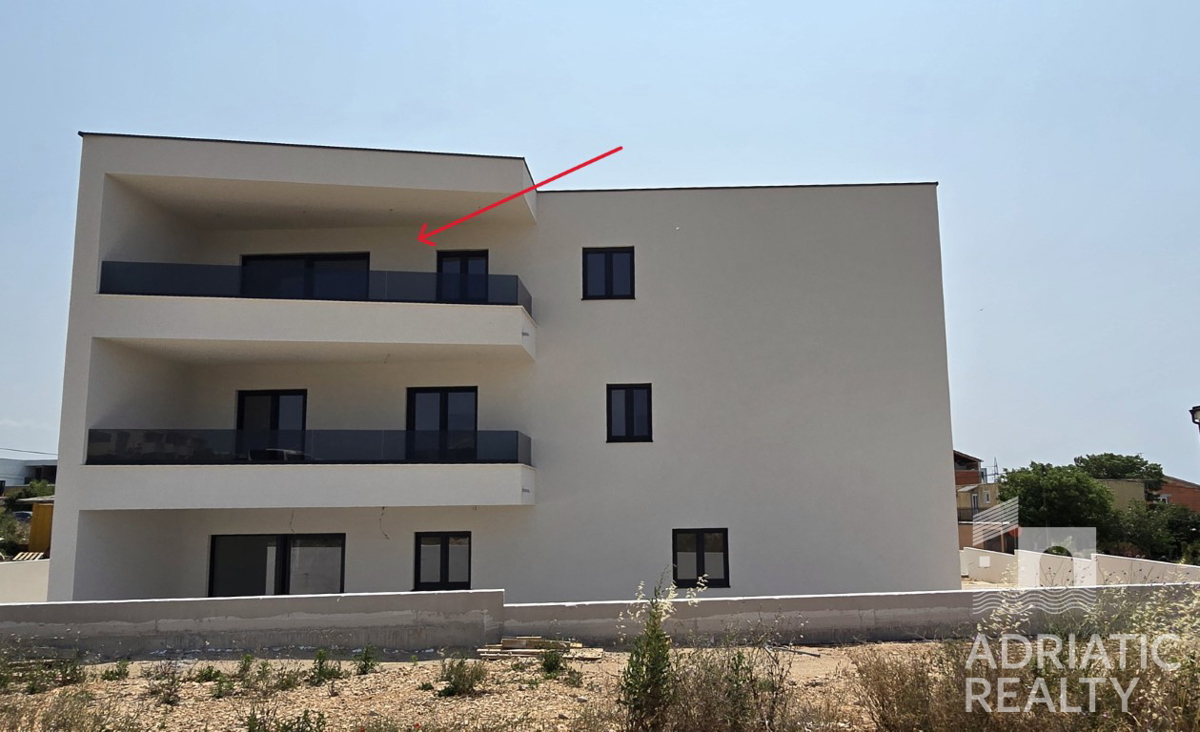 Vodice, prostorno dvosobno stanovanje na mirni lokaciji