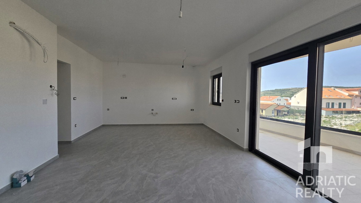 Vodice, prostorno dvosobno stanovanje na mirni lokaciji