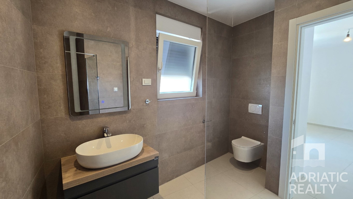 Vodice, dvosobno stanovanje s pogledom na morje