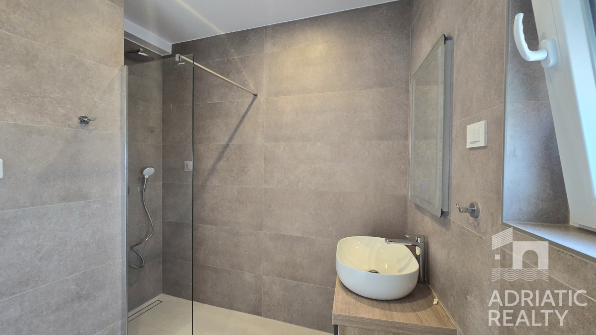 Vodice, dvosobno stanovanje s pogledom na morje