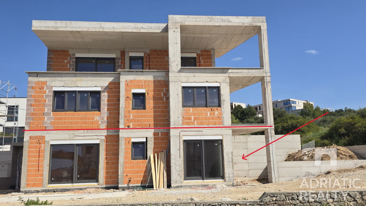 Vodice, stanovanje v pritličju z dvoriščem velikosti 245 m2, ODLIČNA PRILOŽNOST