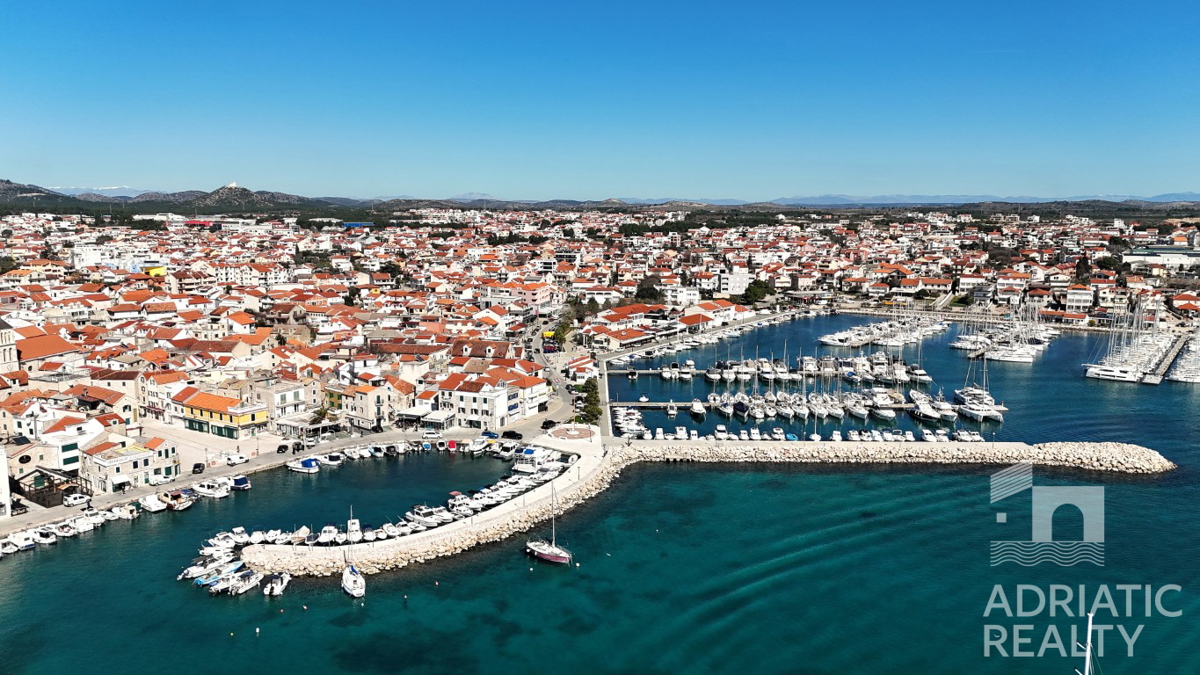 Vodice, stanovanje v pritličju z dvoriščem velikosti 245 m2, ODLIČNA PRILOŽNOST