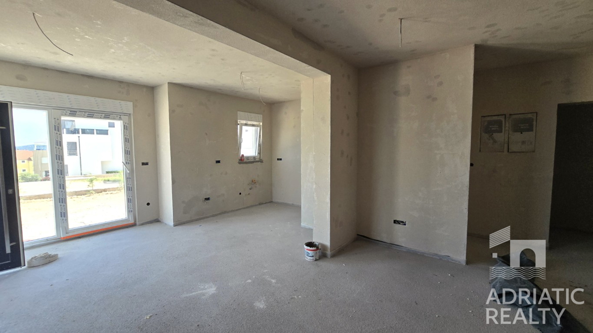 Vodice, stanovanje v pritličju z dvoriščem velikosti 245 m2, ODLIČNA PRILOŽNOST