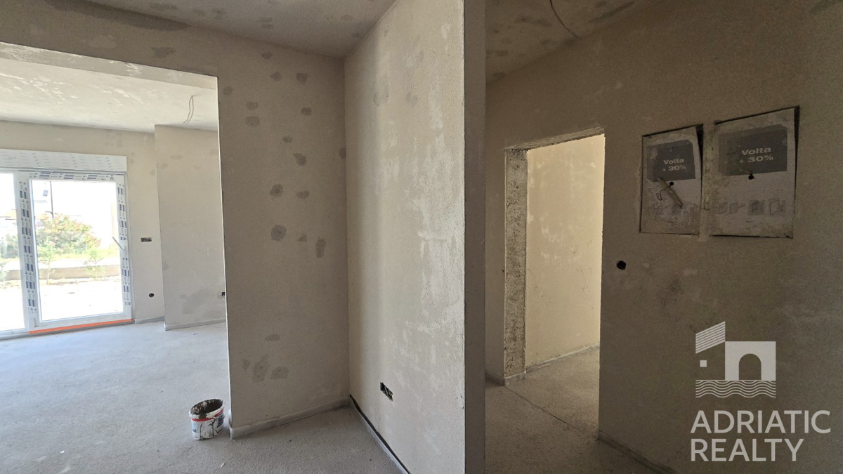 Vodice, stanovanje v pritličju z dvoriščem velikosti 245 m2, ODLIČNA PRILOŽNOST