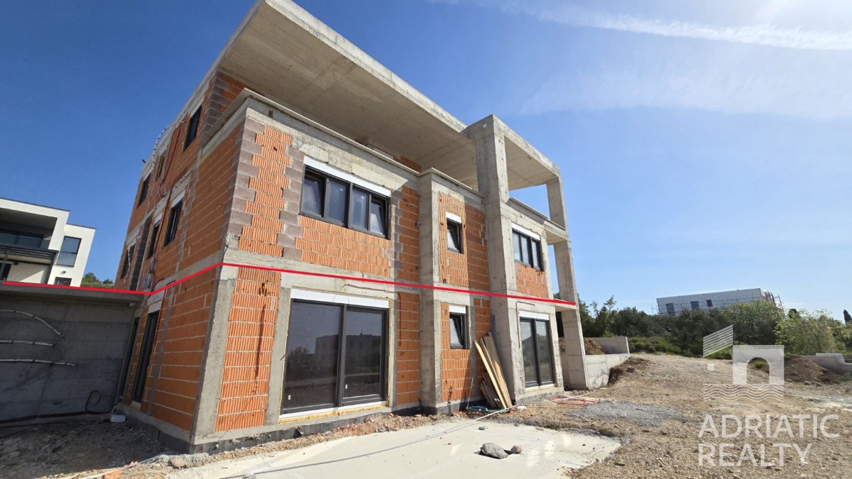Vodice, stanovanje v pritličju z dvoriščem velikosti 245 m2, ODLIČNA PRILOŽNOST