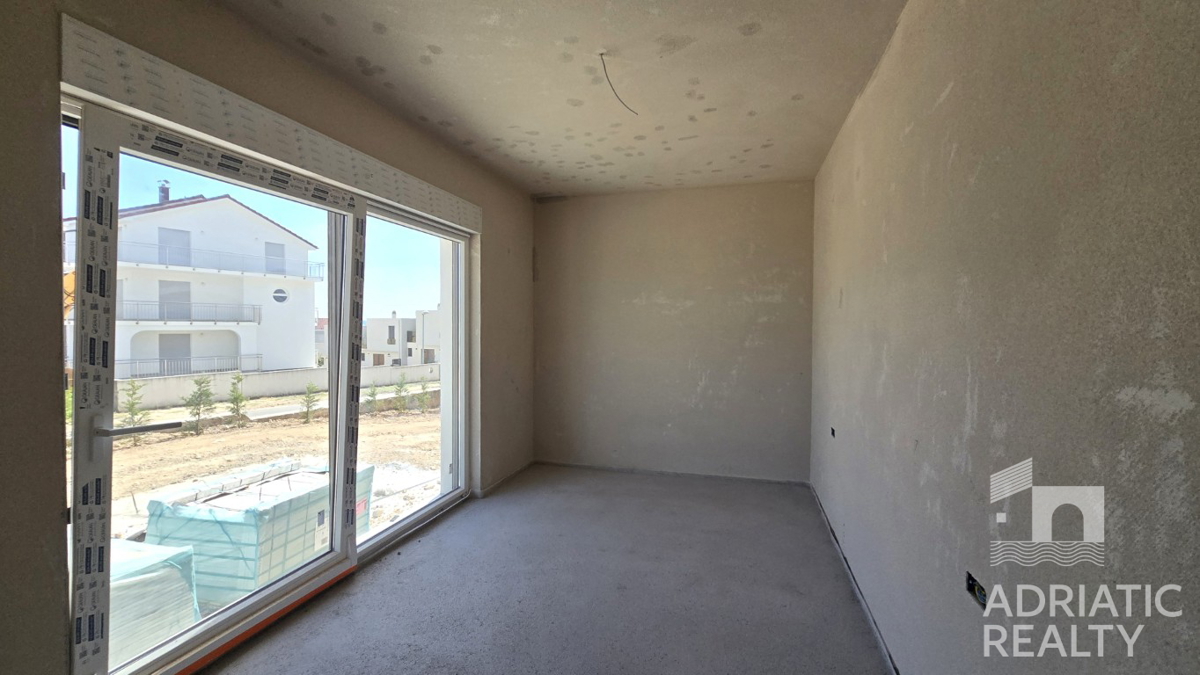 Vodice, stanovanje v pritličju z dvoriščem velikosti 245 m2, ODLIČNA PRILOŽNOST