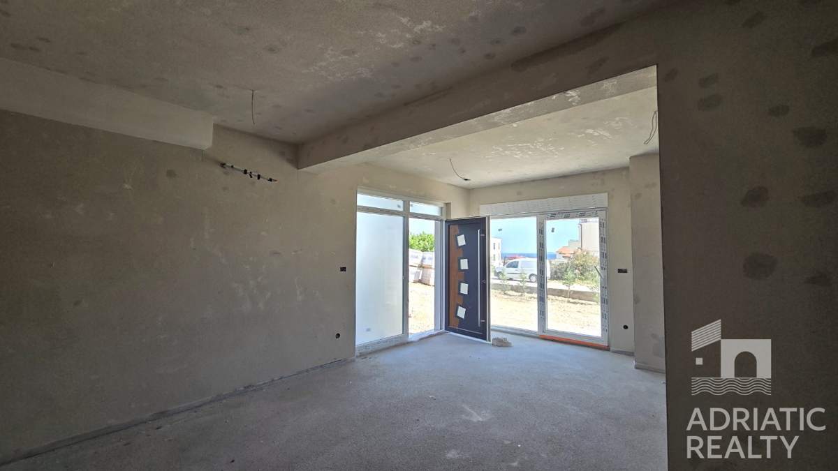 Vodice, stanovanje v pritličju z dvoriščem velikosti 245 m2, ODLIČNA PRILOŽNOST