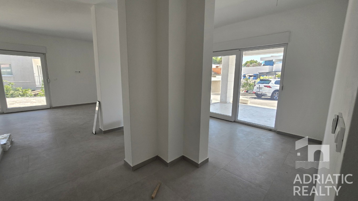 Otok Murter, Jezera, trisobno stanovanje z dvema terasama in vrtom, blizu centra