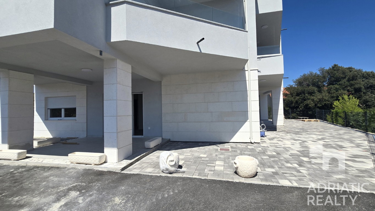 Otok Murter, Jezera, trisobno stanovanje z dvema terasama in vrtom, blizu centra