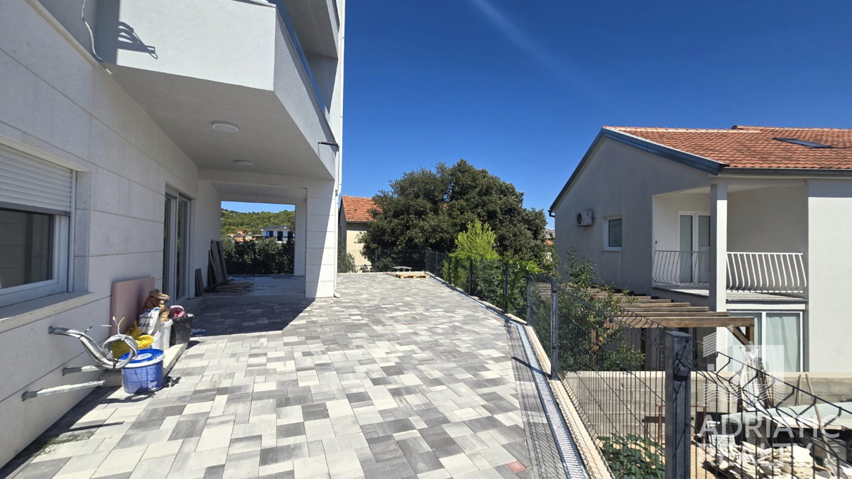 Otok Murter, Jezera, trisobno stanovanje z dvema terasama in vrtom, blizu centra