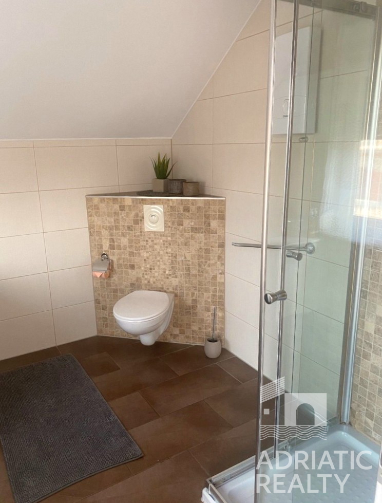 Okolica Šibenika, Bilice, opremljena hiša 50 m od morja, privezan čoln