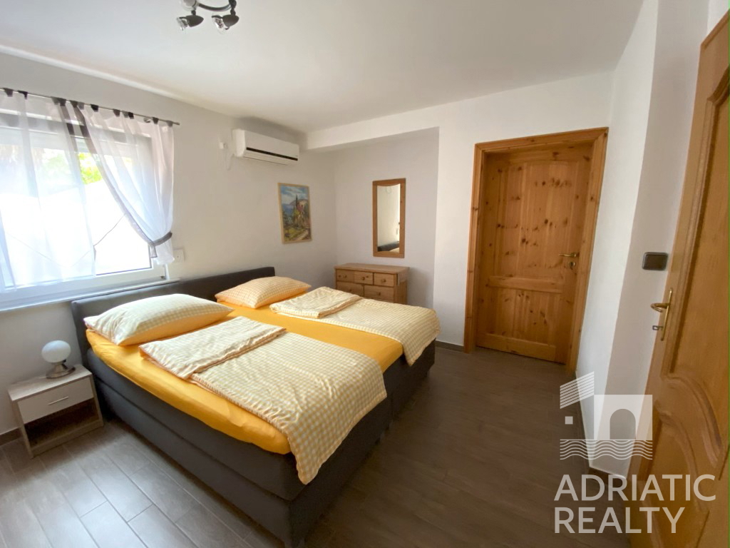 Okolica Šibenika, Bilice, opremljena hiša 50 m od morja, privezan čoln