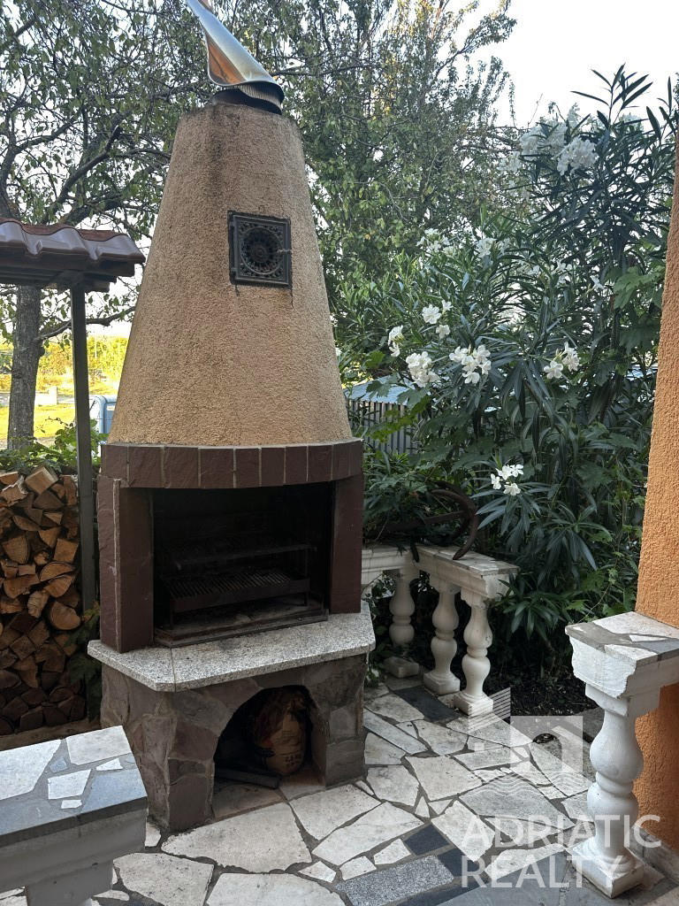 Okolica Šibenika, Bilice, opremljena hiša 50 m od morja, privezan čoln