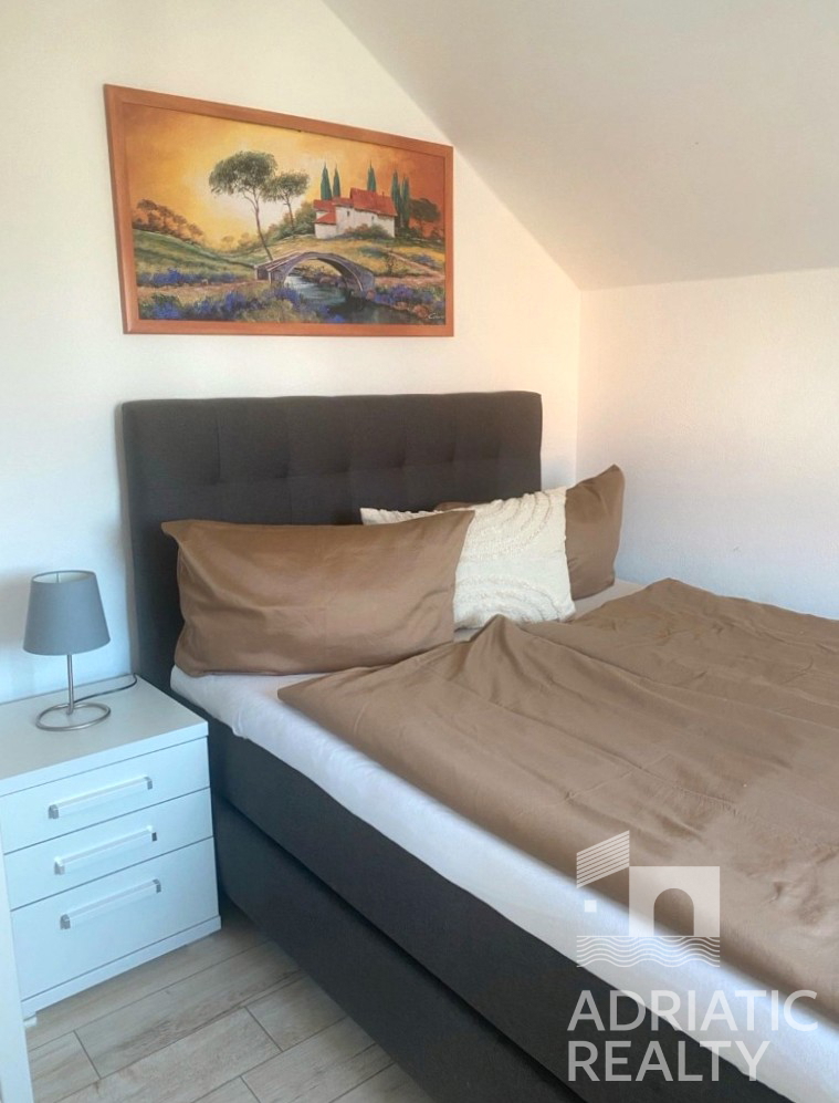 Okolica Šibenika, Bilice, opremljena hiša 50 m od morja, privezan čoln