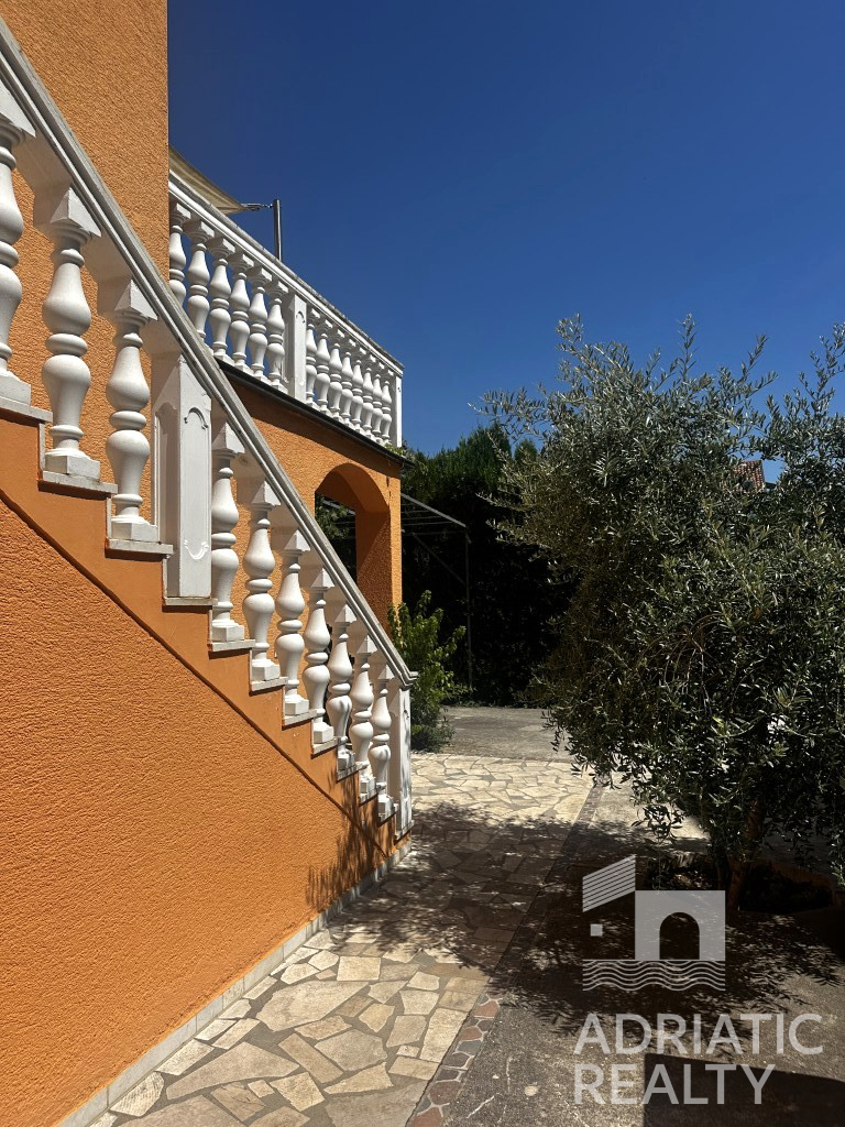 Okolica Šibenika, Bilice, opremljena hiša 50 m od morja, privezan čoln