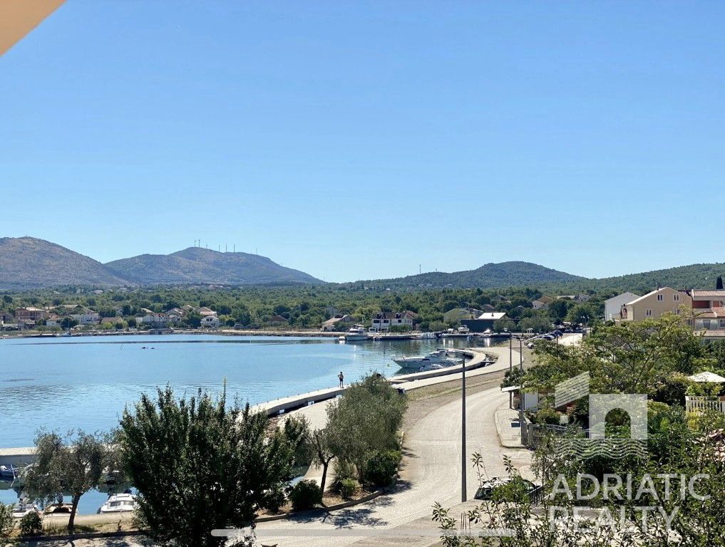 Okolica Šibenika, Bilice, opremljena hiša 50 m od morja, privezan čoln