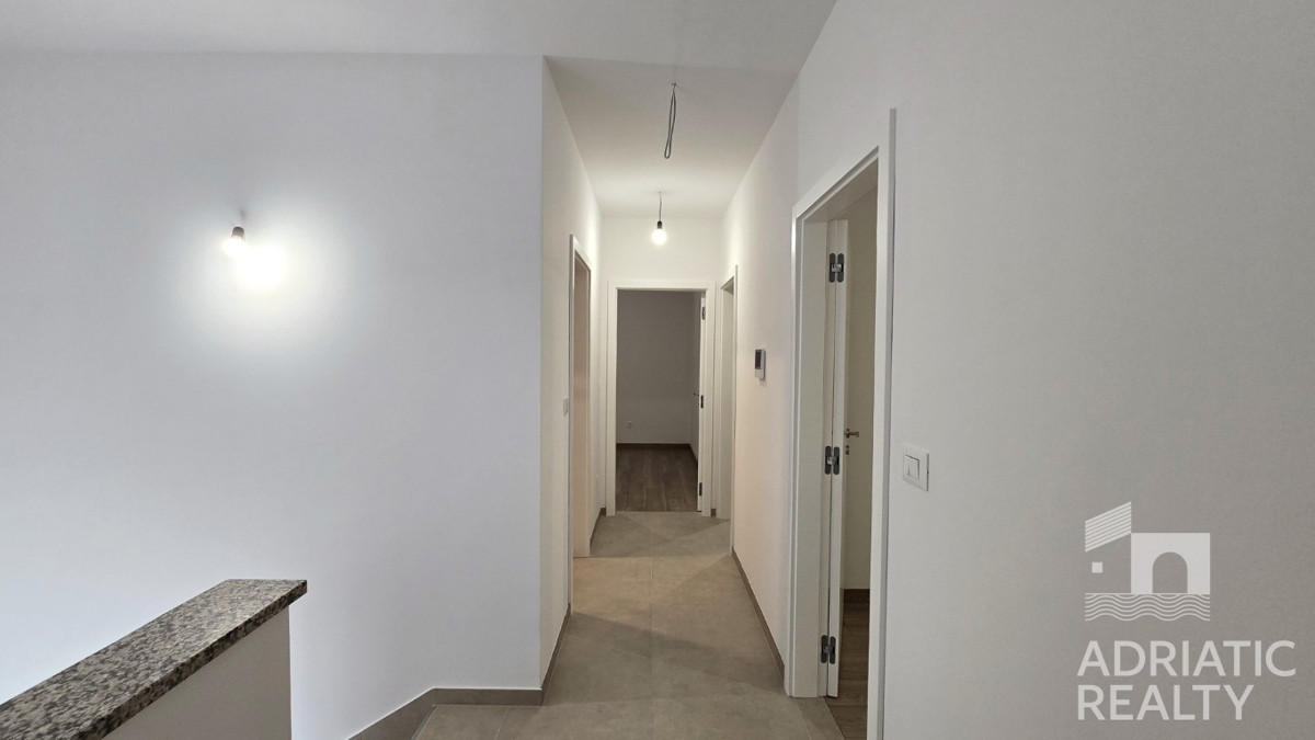 Vodice, triplex (S1, S2, S3) z veliko strešno teraso, 2 minuti do plaže