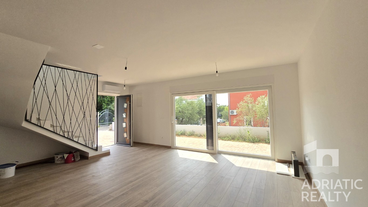 Vodice, triplex (S1, S2, S3) z veliko strešno teraso, 2 minuti do plaže