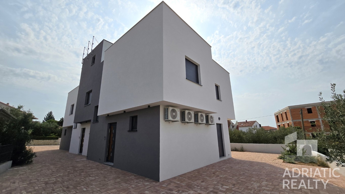 Vodice, triplex (S1, S2, S3) z veliko strešno teraso, 2 minuti do plaže