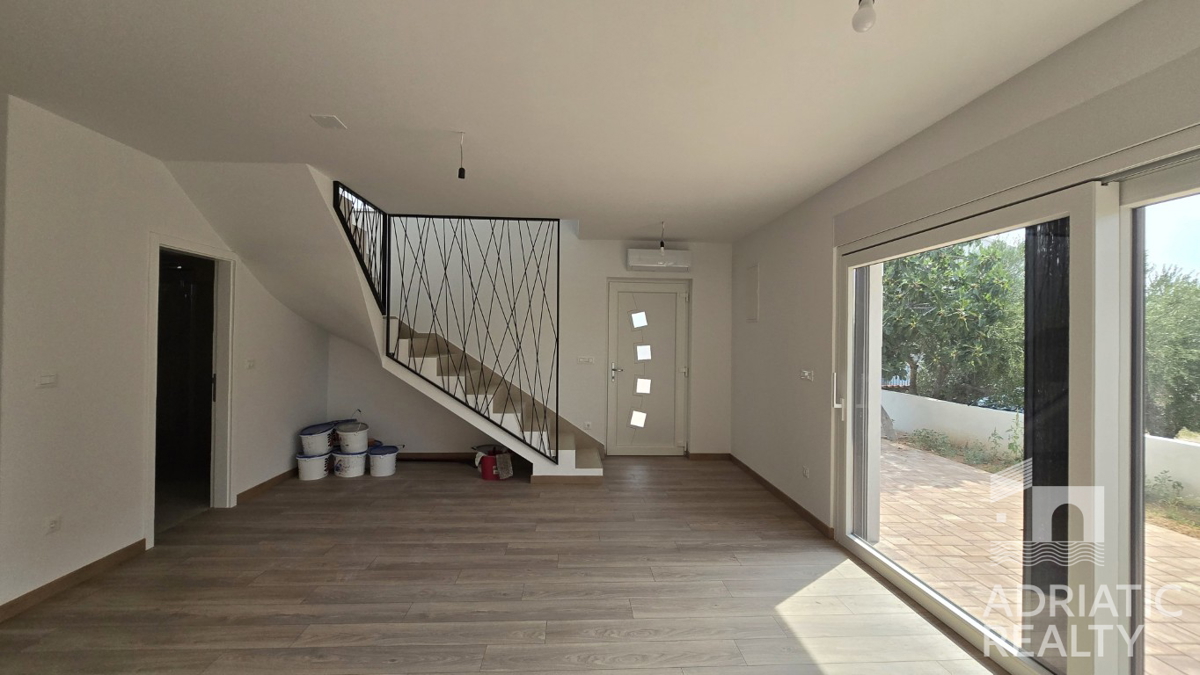 Vodice, triplex (S1, S2, S3) z veliko strešno teraso, 2 minuti do plaže