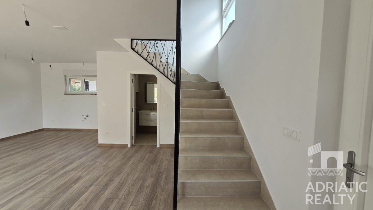 Vodice, triplex (S1, S2, S3) z veliko strešno teraso, 2 minuti do plaže