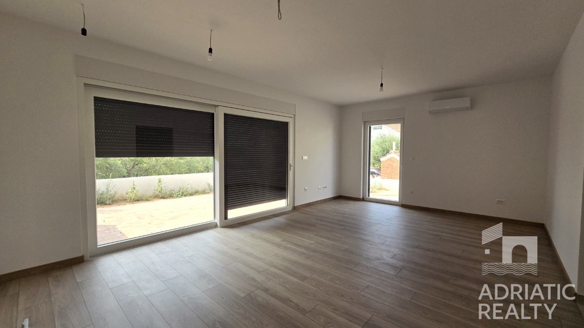 Vodice, triplex (S1, S2, S3) z veliko strešno teraso, 2 minuti do plaže