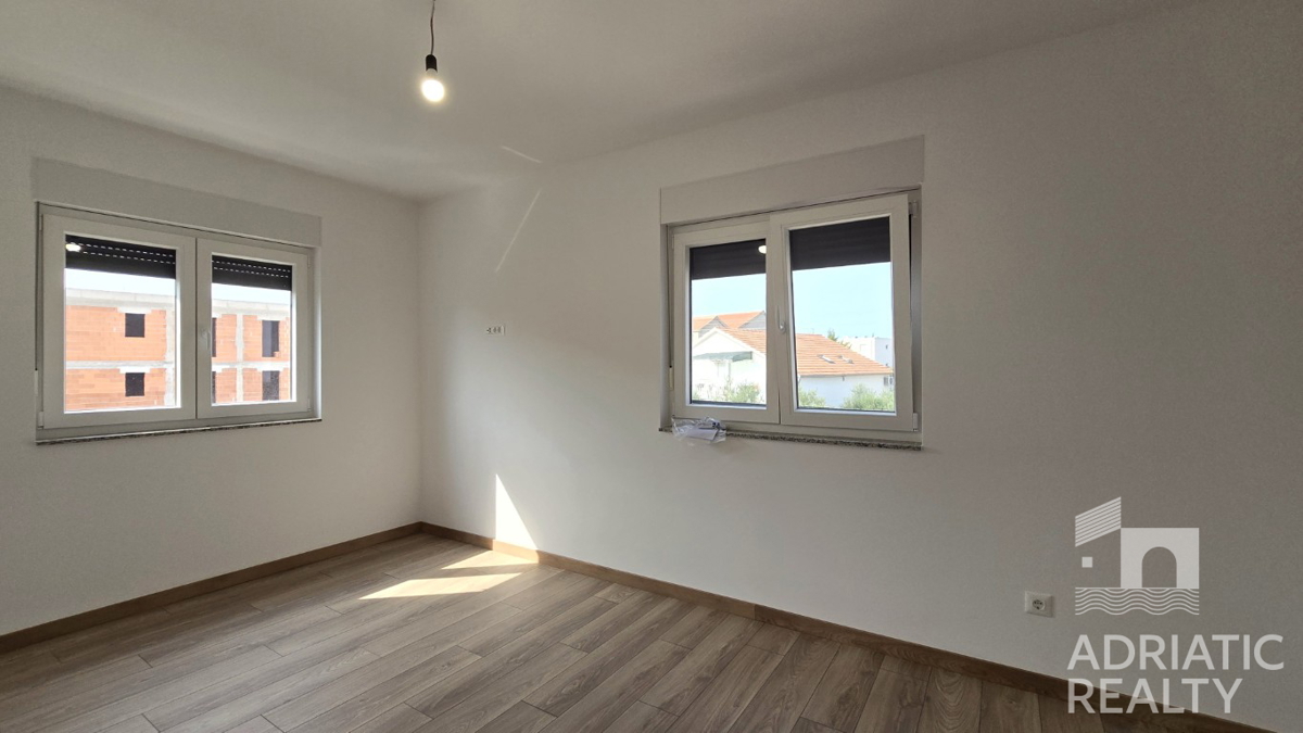 Vodice, triplex (S1, S2, S3) z veliko strešno teraso, 2 minuti do plaže