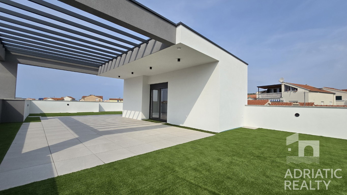 Vodice, triplex (S1, S2, S3) z veliko strešno teraso, 2 minuti do plaže